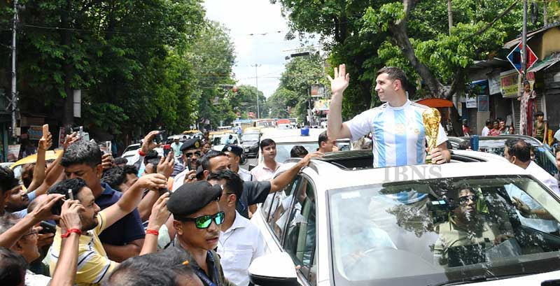 Argentina's World Cup-winning goalkeeper Emiliano Martinez wins hearts as he visits Kolkata