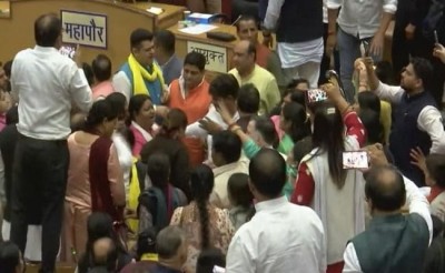 Delhi civic body witnesses punches, kicks as massive fight breaks out between AAP, BJP over one vote