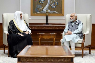 Muslim World League Secretary General Sheikh Mohammed bin Abdulkarim Al-Issa offers prayers in Jama Masjid