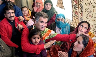 Jammu and Kashmir: Politicians visit family of slain Kashmir Pandit in Pulwama, Muslims help perform his last rites