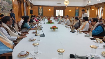 Manipur: 21 opposition alliance 'INDIA' MPs meet Governor, displaced people