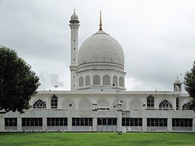 Hazratbal Shrine draws massive crowd of one lakh devotees on Jumma-ul-Vida eve