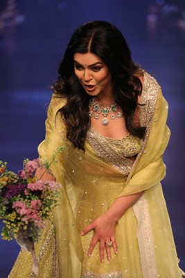 Sushmita Sen walks down Lakme Fashion Week ramp with all her grace