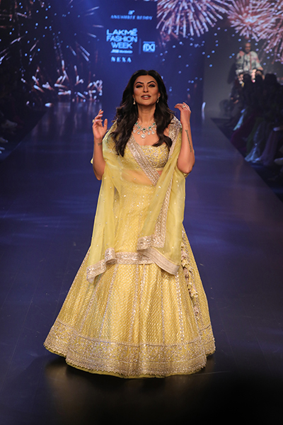 Sushmita Sen walks down Lakme Fashion Week ramp with all her grace