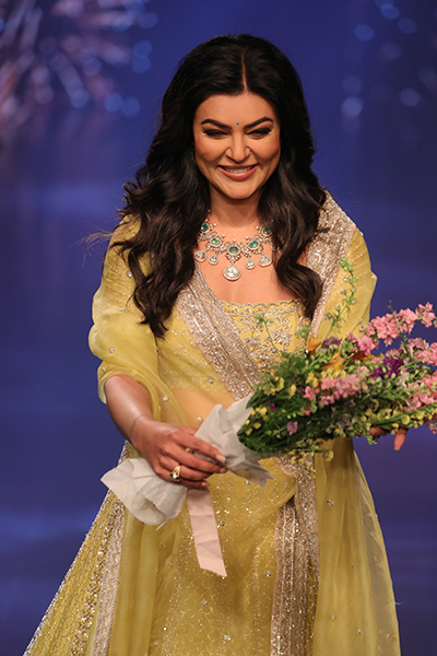 Sushmita Sen walks down Lakme Fashion Week ramp with all her grace