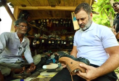 Rahul Gandhi stops at a cobbler's shop on his way back to Lucknow