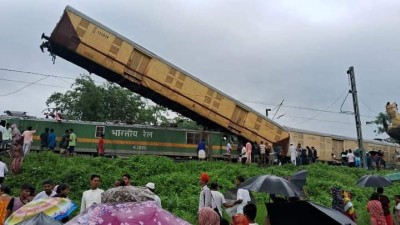 Goods train rams into Kanchanjungha Express in West Bengal; 5 die, 25-30 injured