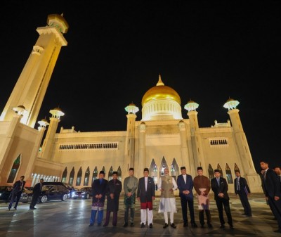 PM in Brunei: Narendra Modi visits Omar Ali Saifuddien Mosque in Bandar Seri Begawan