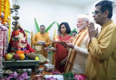 PM Modi joins Ganesh Chaturthi celebration at CJI DY Chandrachud's home, performs aarti