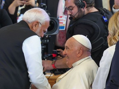 PM Modi meets Pope Francis in Italy, invites him to visit India