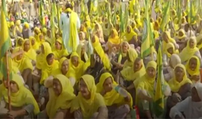 Hundreds of farmers gather at Ramlila Maidan in Delhi on call of SKM