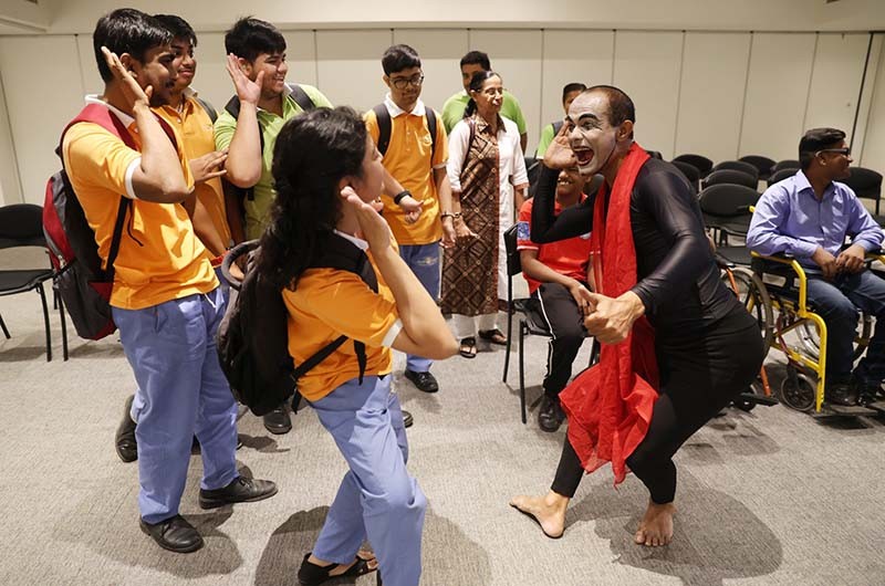 Mime artists captivate Kolkata audience on World Hearing Day