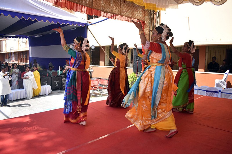 Kolkata's Vivekanada College celebrates Dol Utsav