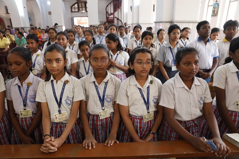 In Images: Students, teachers attend a Mass ahead of Pope Francis' funeral at St. Ignatius Church in Kolkata