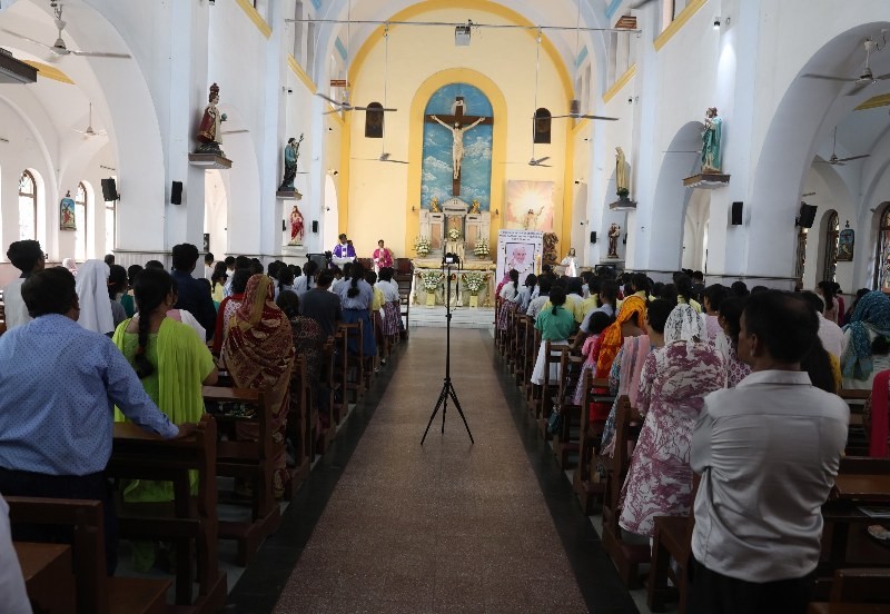 In Images: Students, teachers attend a Mass ahead of Pope Francis' funeral at St. Ignatius Church in Kolkata