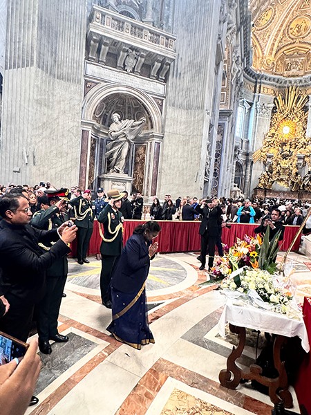 In Images: Indian President pays homage to Pope Francis