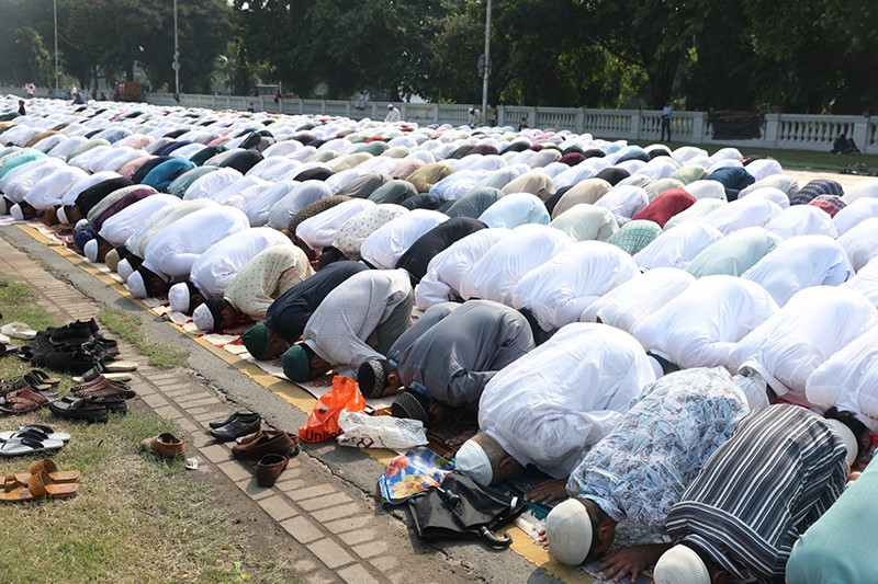 Muslims offer prayers on Eid al-Adha in Kolkata