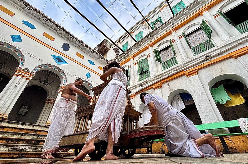 Rathayatra 2025: Glimpses of the preparation in north Kolkata's Tarak Pramanik Bari