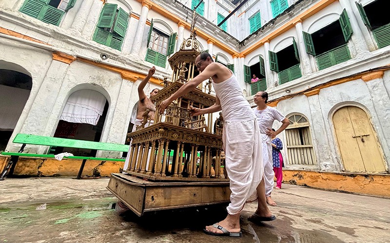 Rathayatra 2025: Glimpses of the preparation in north Kolkata's Tarak Pramanik Bari