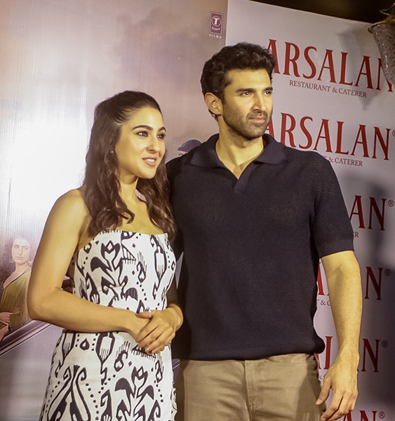 In Images: Aditya Roy Kapur and Sara Ali Khan promote Metro... In Dino in Kolkata