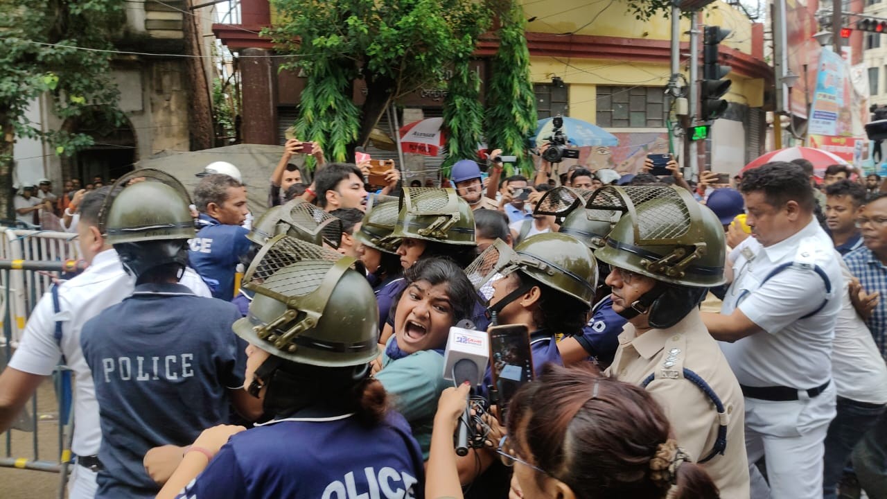 In Images: BJP student wing ABVP staged protest against Kolkata law student gang-rape