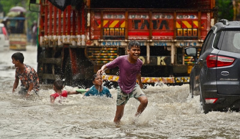 Heavy rains disrupt normal life in Kolkata