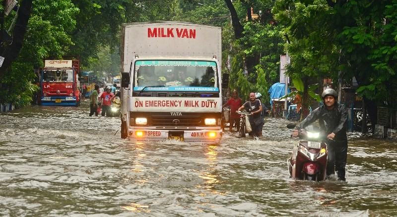 Heavy rains disrupt normal life in Kolkata