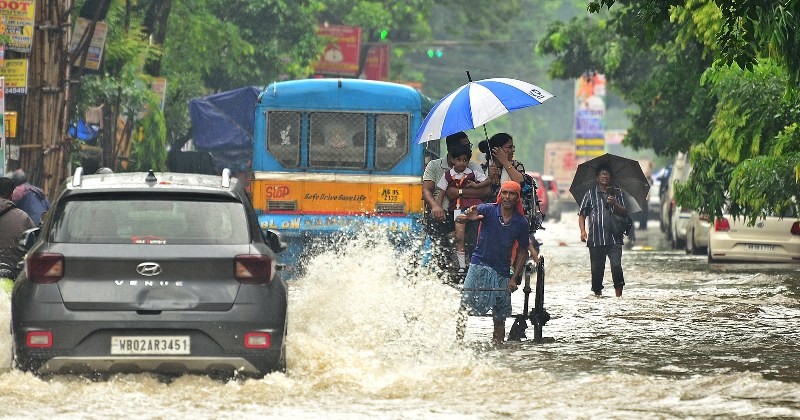 Heavy rains disrupt normal life in Kolkata