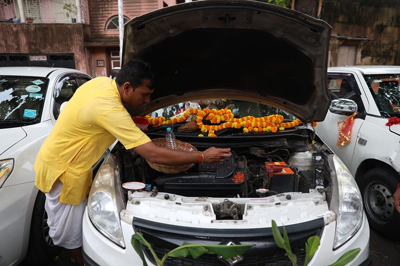 Priest offers prayers to taxi during Vishwakarma Puja in Kolkata