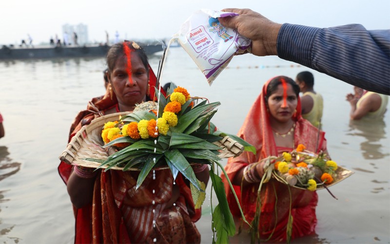 In Images: Devotees gather for sandhya arghya on Chhath Puja in Kolkata
