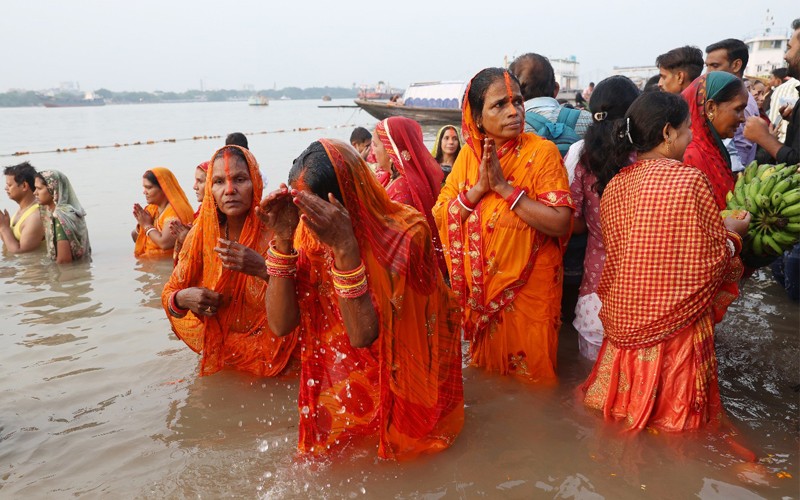 In Images: Devotees gather for sandhya arghya on Chhath Puja in Kolkata