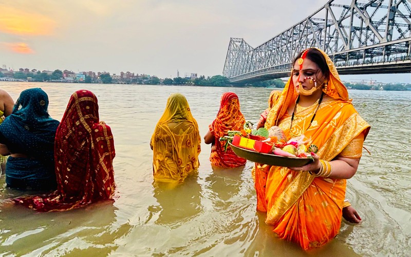 In Images: Devotees gather for sandhya arghya on Chhath Puja in Kolkata