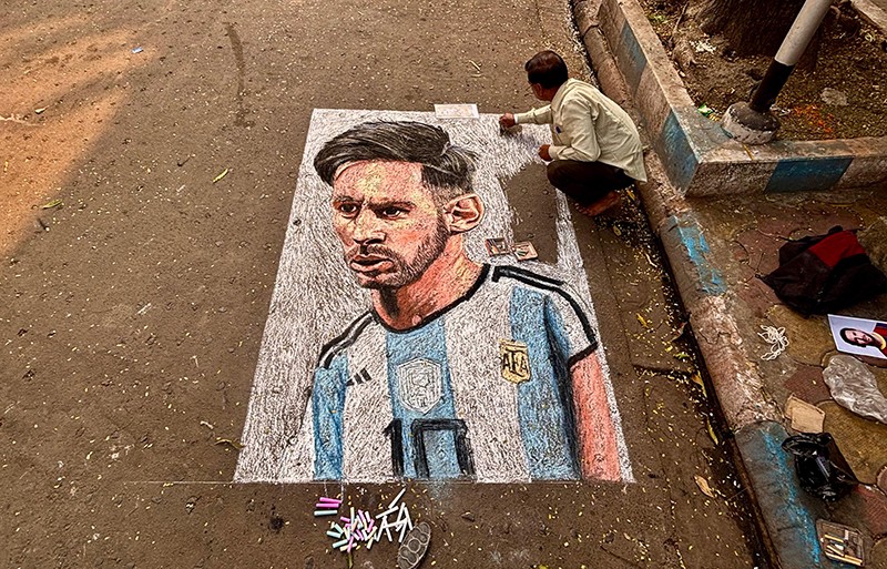 Kolkata Artist Paints Grand Street Tribute Ahead of Messi’s India Tour