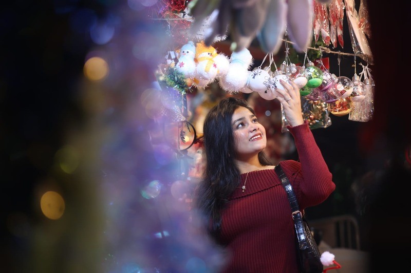 In Images: Christmas Eve market draws crowds in Kolkata