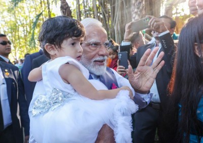 PM Modi receives warm welcome in Mauritius