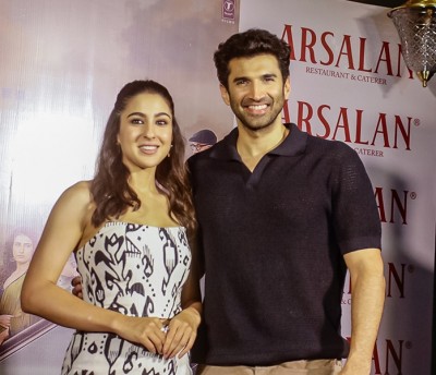 In Images: Aditya Roy Kapur and Sara Ali Khan promote Metro... In Dino in Kolkata