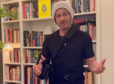 SRK shares 'half hug' with fans, thanks Indian govt after winning maiden National Award for Jawan