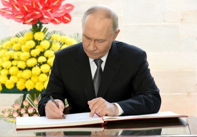In Images: Putin writes in Gandhi’s visitor book at Rajghat — a moment capturing global attention!
