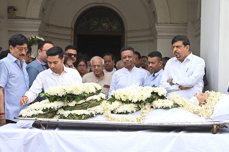 In Images: Abhishek Banerjee, other TMC leaders pay last respect to Mukul Roy
