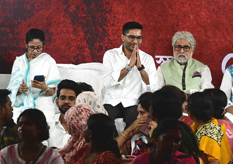 In Images: Mamata Banerjee holds dharna in Kolkata over SIR issue