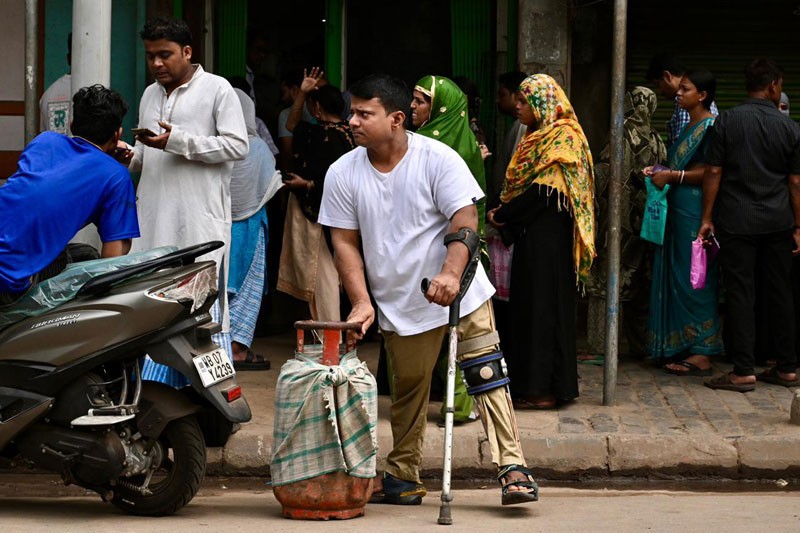 In Images: Kolkata faces widespread LPG shortage amid supply crunch