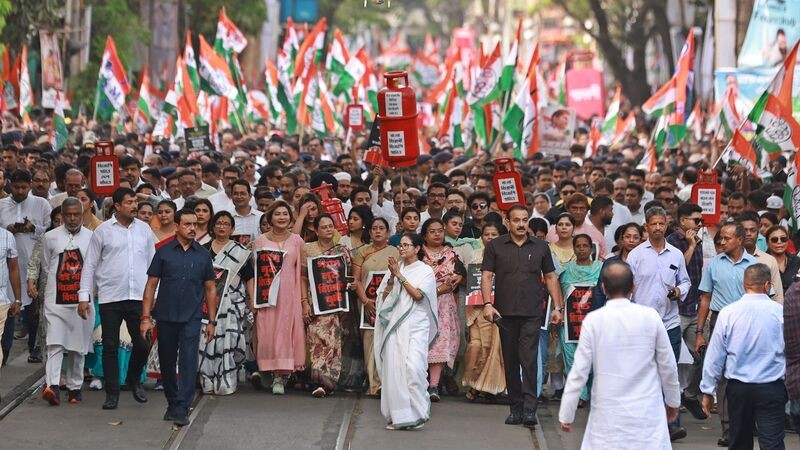 In Images: Mamata Banerjee leads rally in Kolkata over LPG crisis