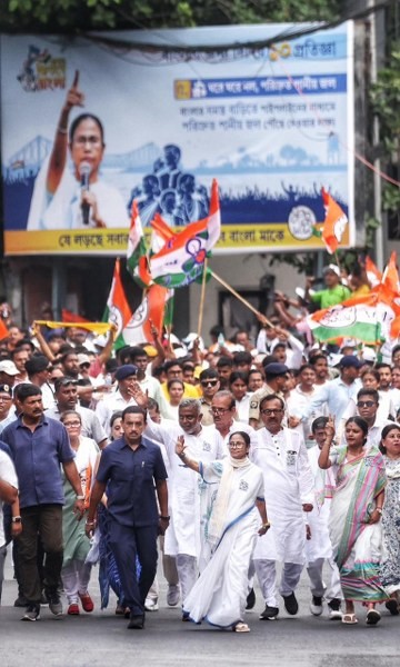 In images: Mamata Banerjee’s final campaign blitz from South Kolkata's Jadavpur to Gopal Nagar ahead of April 29 polls
