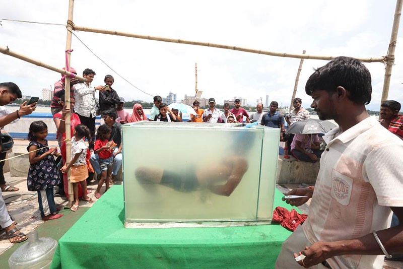 In Images:  Inside a Bengal man's extraordinary 30-hour underwater challenge