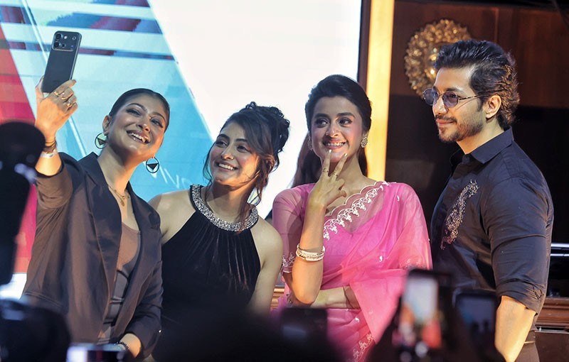 In Images: Rooqma Ray, Rohan Bhattacharya and others launch Vivo V80; Pujo DVC unveiled