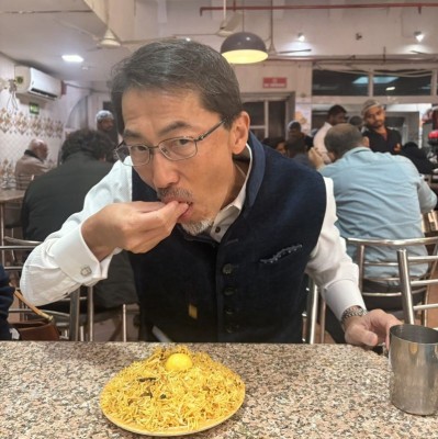 Japanese Ambassador tries Biryani the Indian way — His reaction goes viral