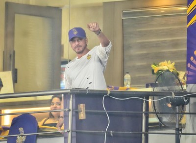 In Images: SRK at Eden Gardens for KKR match against PBKS