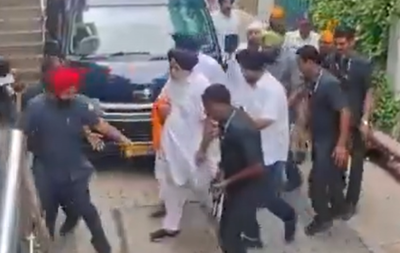 Sukhbir Badal attacked by Nihang Sikh with kirpan at Maharashtra gurdwara; assailant detained